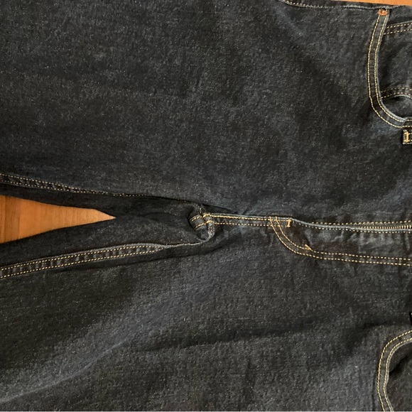 Four pairs of assorted Levi’s jeans (blue) one pair of black jeans - Picture 4 of 10